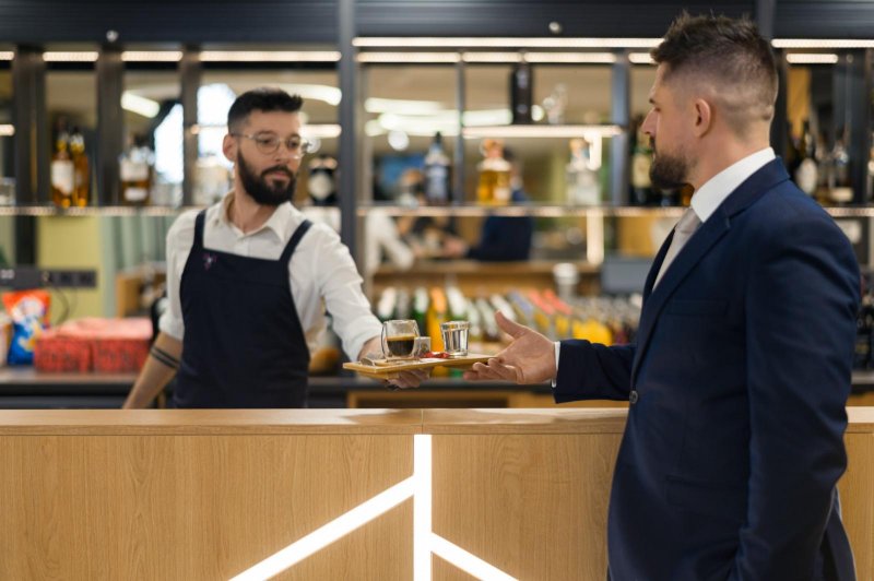 Barman pripavujúci kávu na bare v kongresovom centre