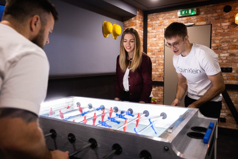 Pár hrajúci Air hockey v Game Zone