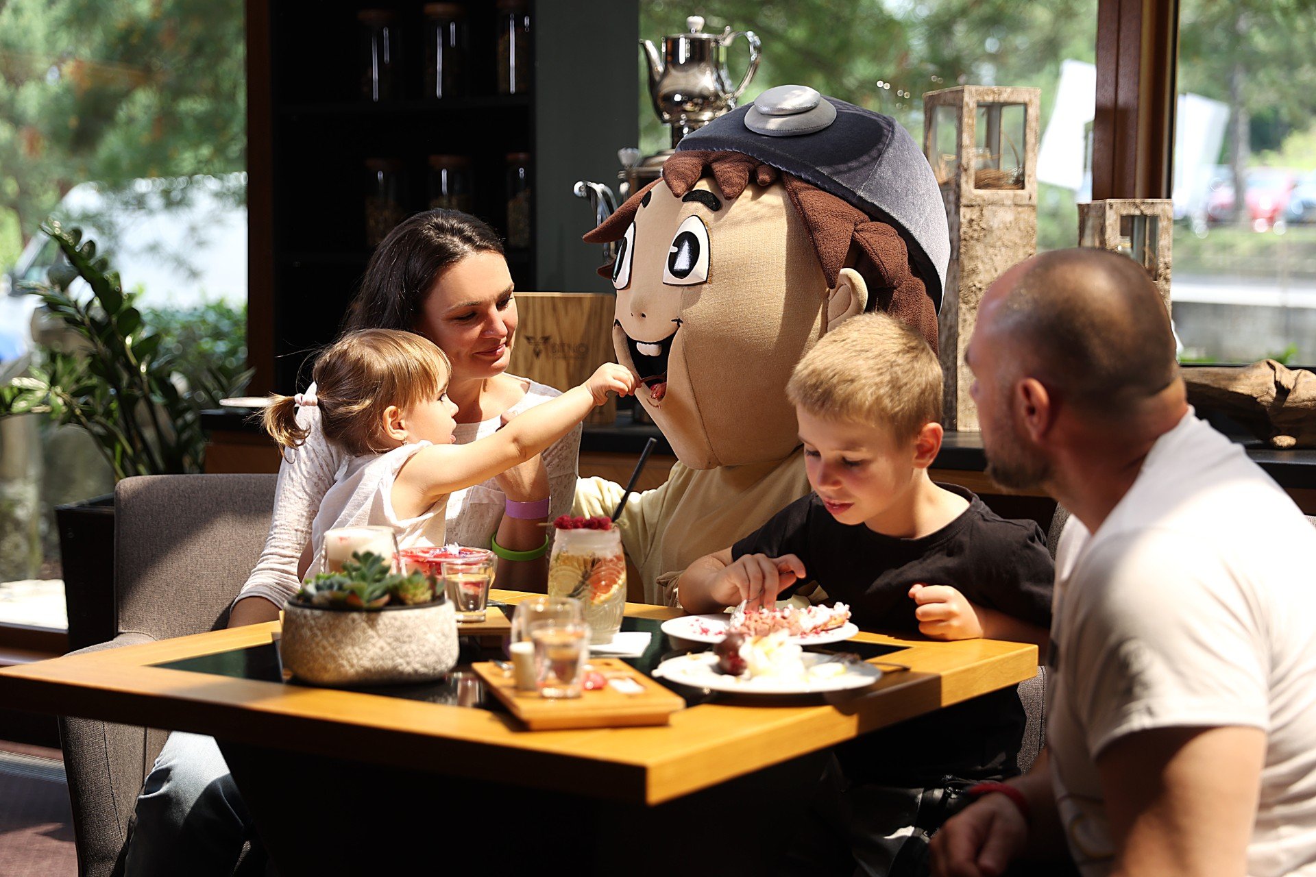 Maskot Kopko s deťmi v reštaurácii Promenade