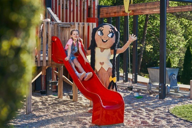 Svetluška a dievčatko na šmykľavke  - Hotel Sitno
