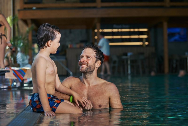 Otec so synom vo vnútornom bazéne  - Hotel Sitno