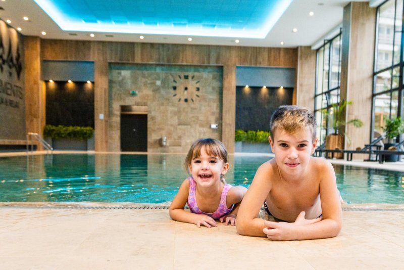 Zábava vo vnútornom bazéne  - Hotel Sitno
