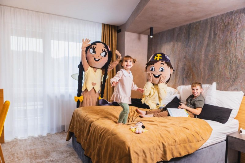 Dievčatko radostne skáče na posteli  - Hotel Sitno