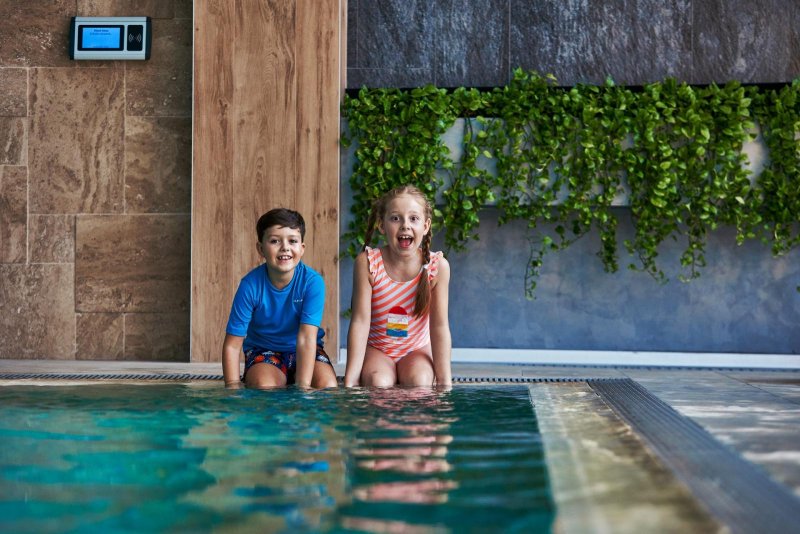 Deti sa hrajú vo vnútornom bazéne  - Hotel Sitno