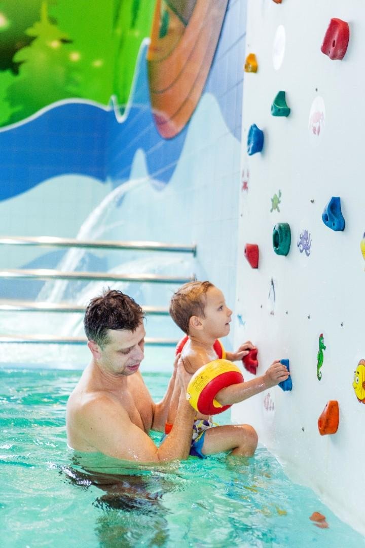 Lezecká stena nad bazénom 