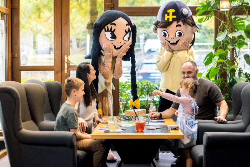 Privítanie maskotmi v Wine, Coffee & Tea Lounge v Hoteli Sitno - Trinity Hotels.sk 