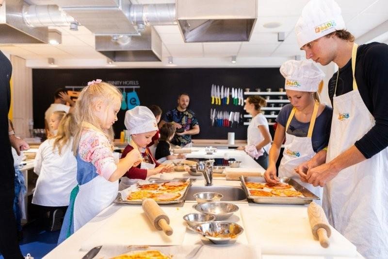 Ľudia pečú v kulinárskom štúdiu Foodie Hoteli Sitno - Trinity Hotels.sk 