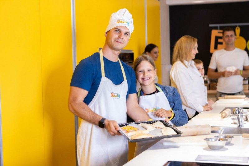 Rodina pečie v kulinárskom štúdiu Foodie v Hoteli Sitno - Trinity Hotels.sk 