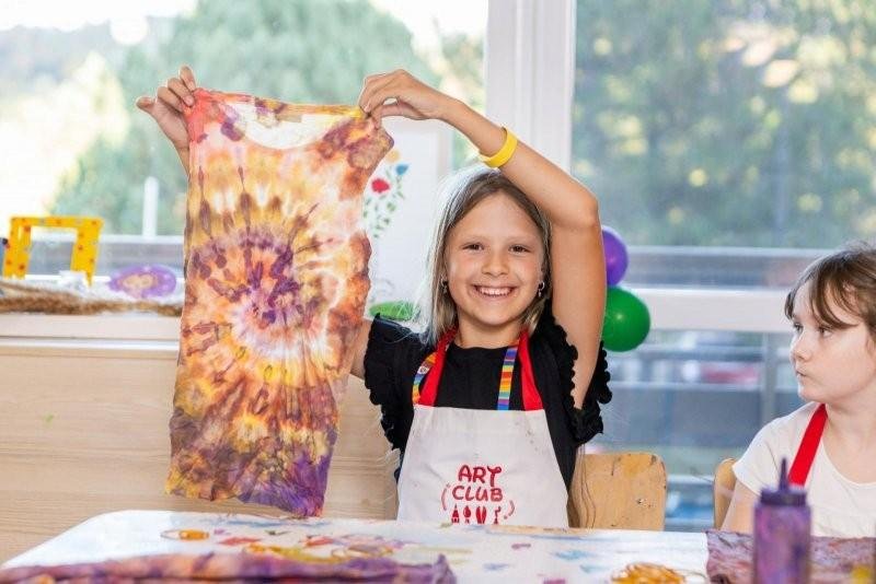 Dieťa sa kreatívne vyžíva v ArtClube - kreatívne štúdio  v Hoteli Sitno - Trinity Hotels.sk 