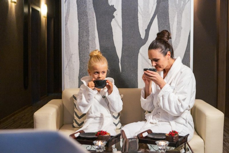 Matka s dcérou si užívajú pokoj v priestoroch 4 Elements Day Spa v  Hoteli Sitno - Trinity Hotels.sk 