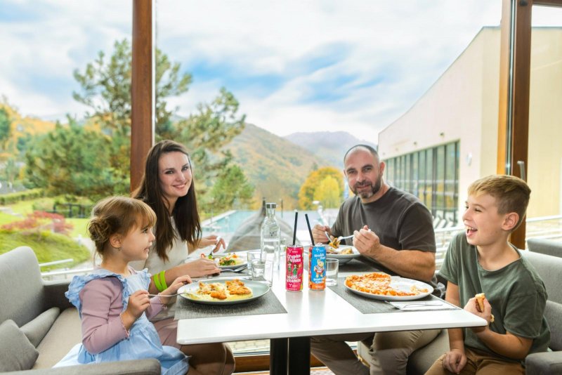 Rodinný obed v Promenade Reštaurácií v Hoteli Sitno - Trinity Hotels.sk 