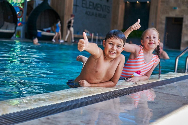 Deti si užívajú vnútorný bazén v Hoteli Sitno - Trinity Hotels.sk 