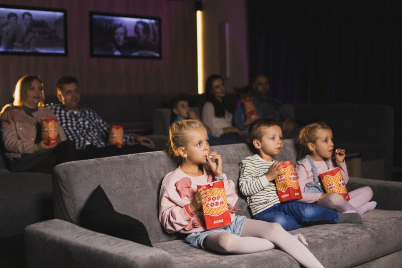 Deti sledujú rozprávku v hotelovom kine MediaTro - Trinity Hotels.sk 