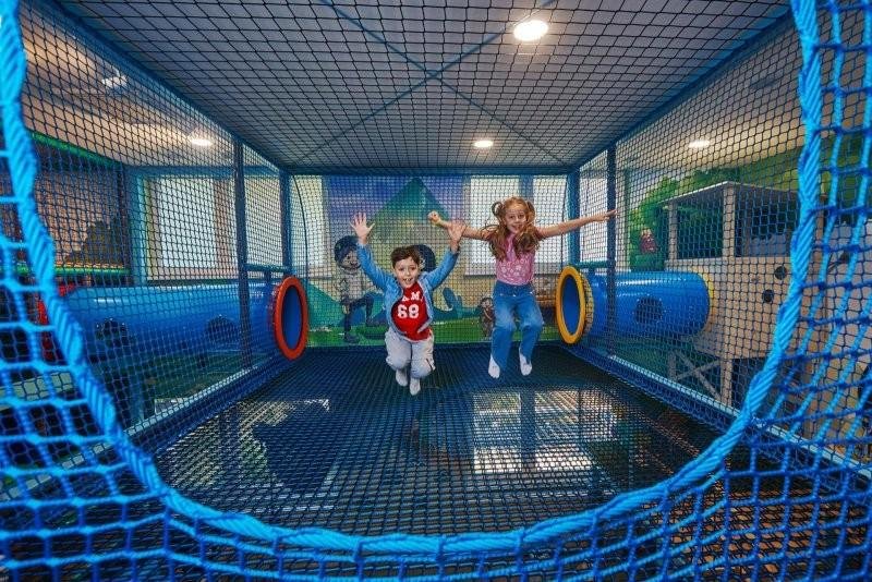 Deti skáču na trampolíne v MiniMe - Hoteli Sitno - Trinity Hotels.sk 