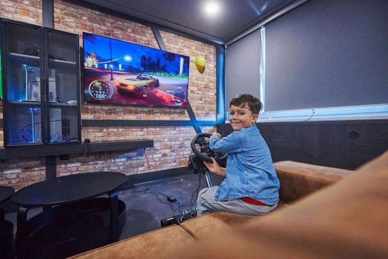 Chlapec sa zábava v herni GameZone - Trinity Hotels.sk 