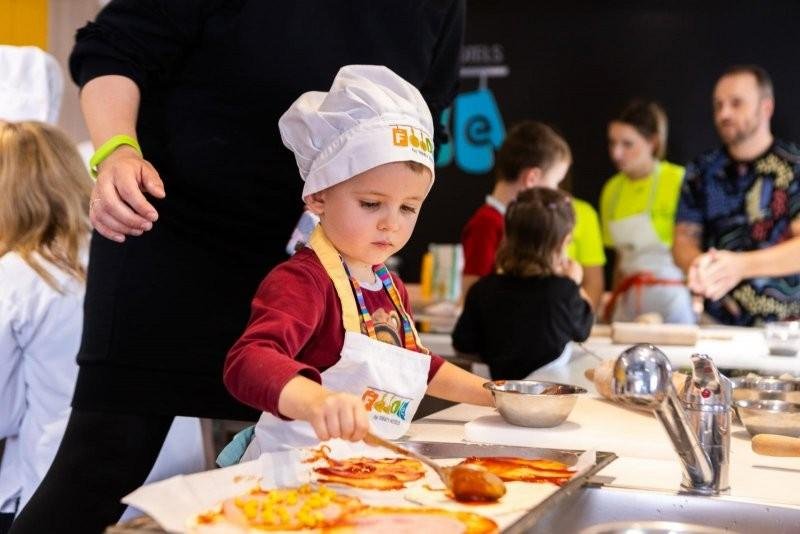 Dieťa pečie v kulinárskom štúdiu Foodie Hoteli Sitno - Trinity Hotels.sk 