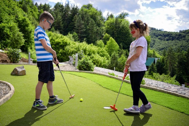 Zábava pri golfe v hotelovom areáli Hotela Sitno - Trinity Hotels.sk 