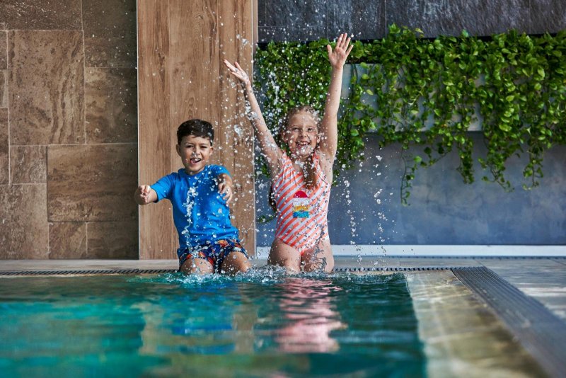Deti si užívajú vnútorný bazén v Hoteli Sitno - Trinity Hotels.sk 