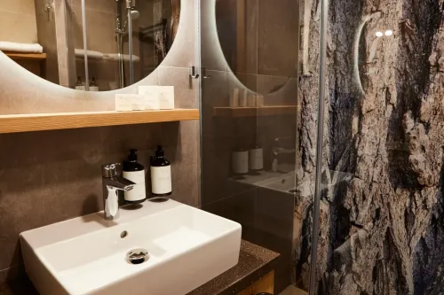 Štýlovo zariadená Dvojlôžková izba v Hoteli Sitno - Trinity Hotels.sk 