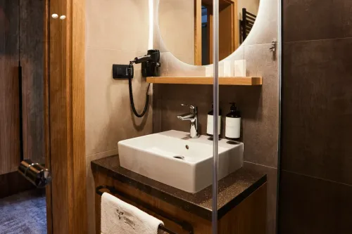 Štýlovo zariadená Dvojlôžková izba v Hoteli Sitno - Trinity Hotels.sk 